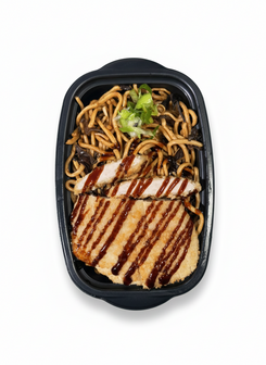 Gebakken gepaneerde kip en gebakken noedels