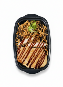 Gebakken gepaneerde kip en gebakken noedels